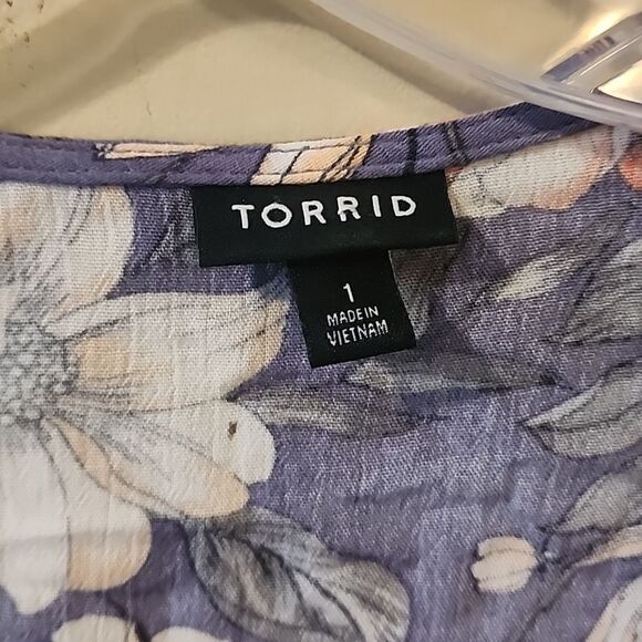 Beautiful Torrid top size 1 - Picture 4 of 5